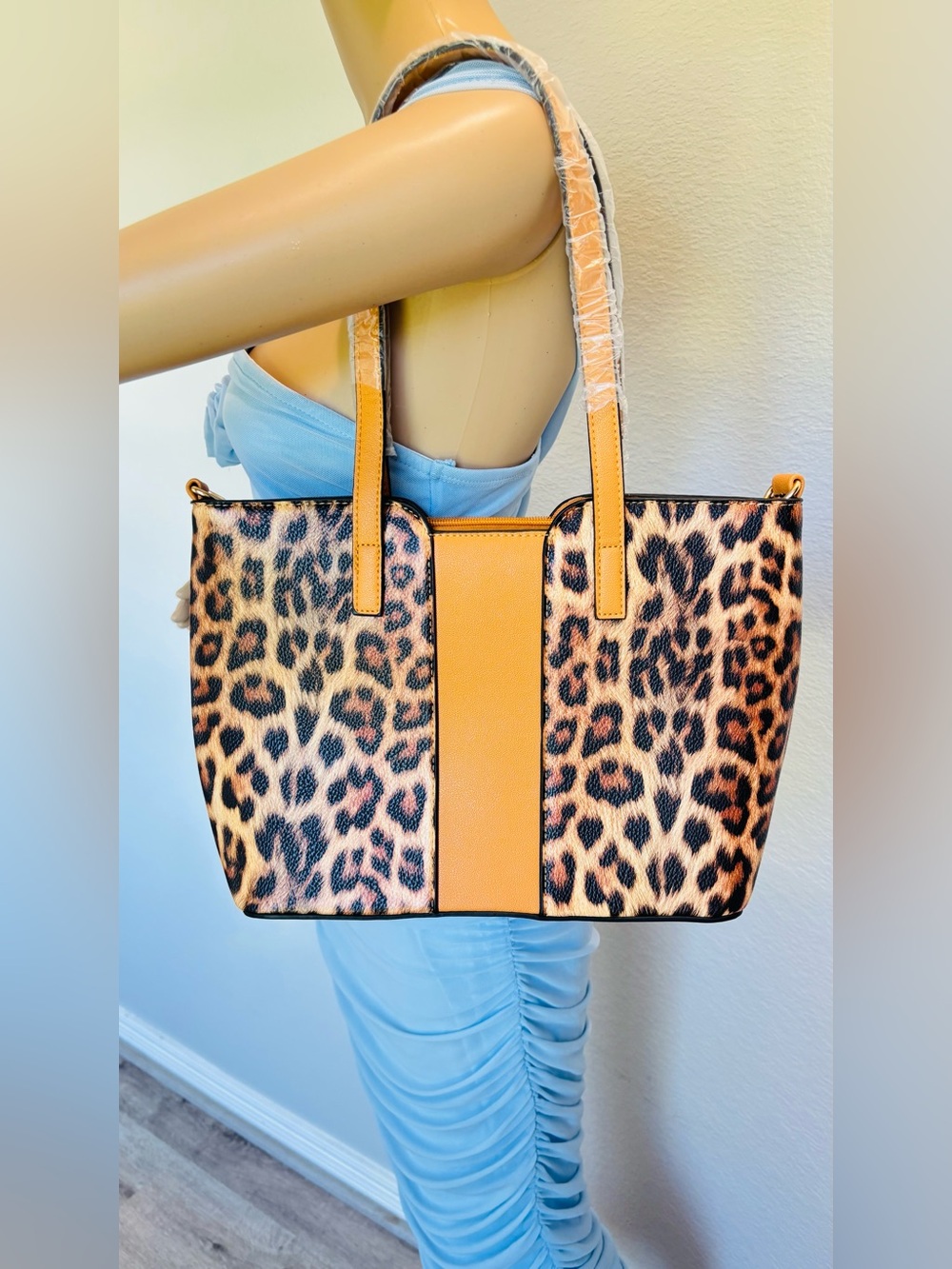 Leopard Print Tote with Tan Center Panel and crossbody straps new never - Picture 14 of 15